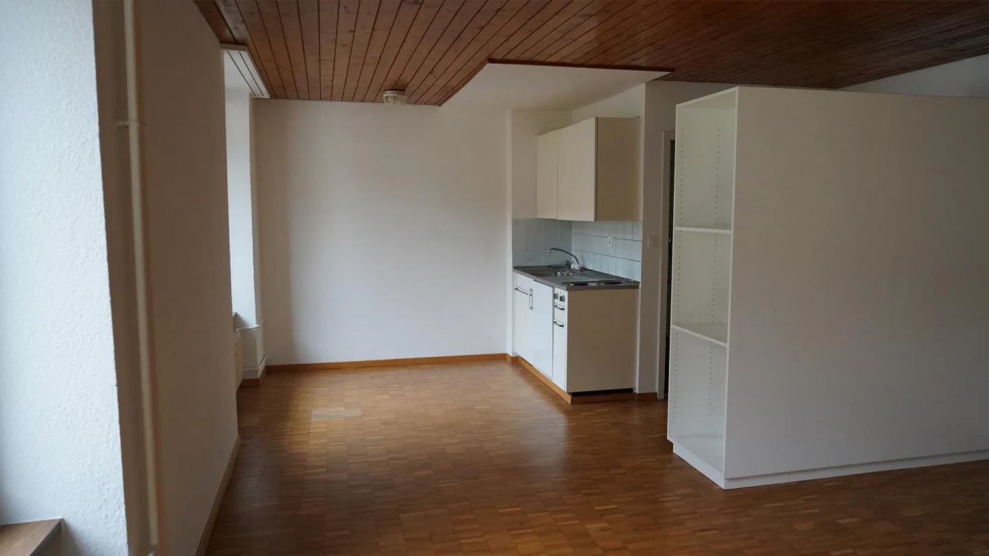 Camera luminosa arredata in un appartamento condiviso da 4 persone a San Gallo - tutto incluso - Foto 1 di 4