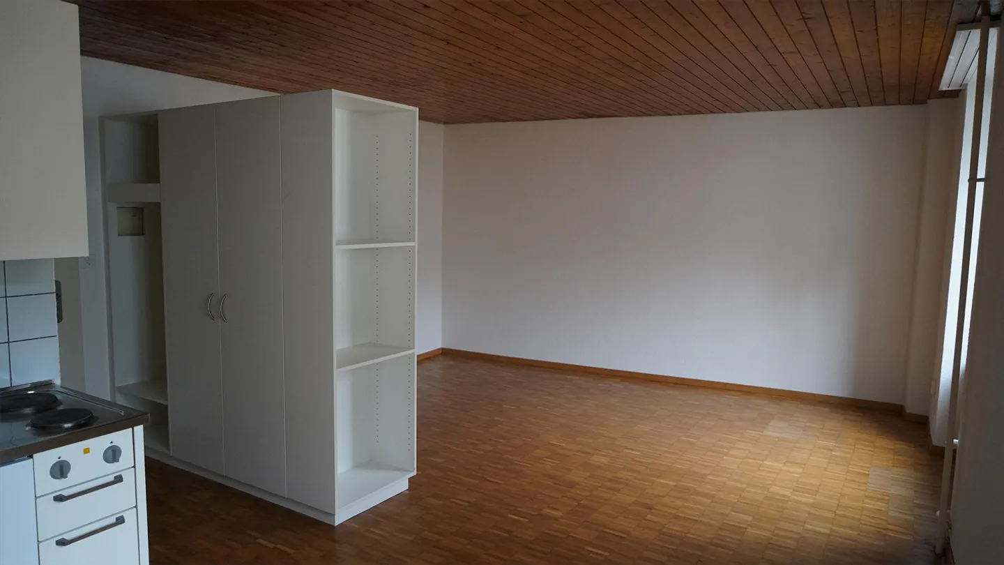 Camera luminosa arredata in un appartamento condiviso da 4 persone a San Gallo - tutto incluso - Foto 2 di 4