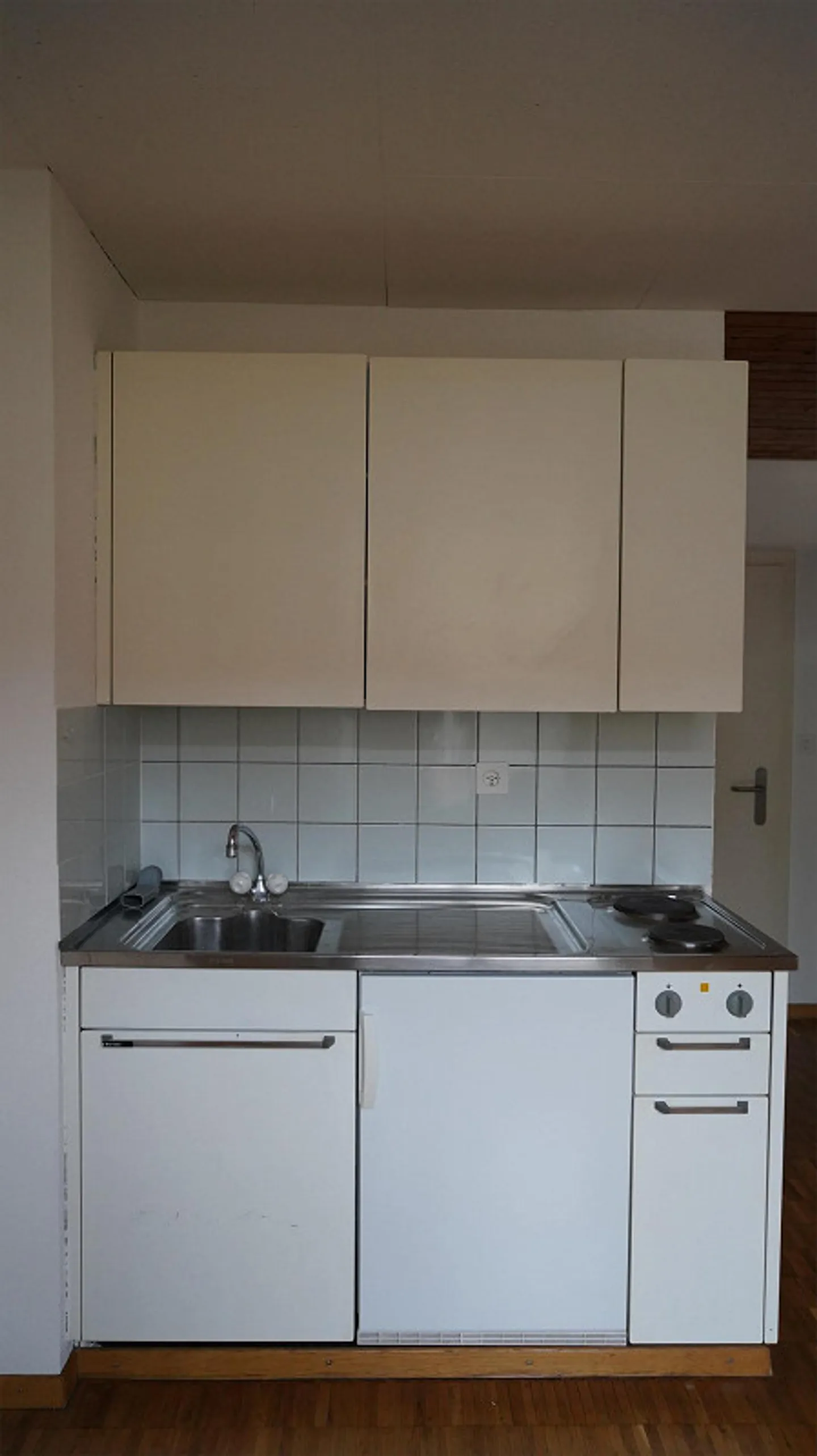 Camera luminosa arredata in un appartamento condiviso da 4 persone a San Gallo - tutto incluso - Foto 4 di 4