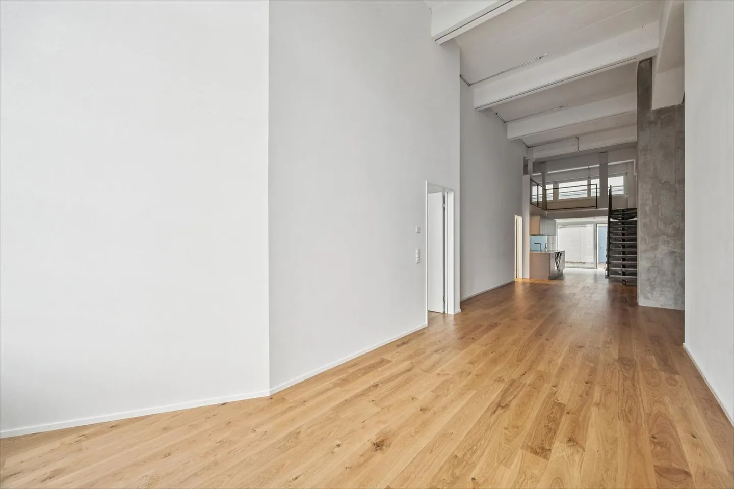Lumière, Espace et Design - Appartement en Loft de 3,5 pièces dans un Nouveau Bâtiment - Photo 3 sur 10