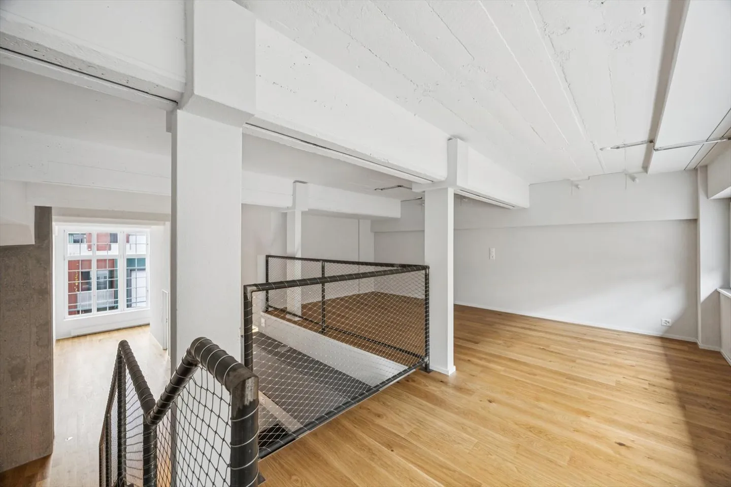 Lumière, Espace et Design - Appartement en Loft de 3,5 pièces dans un Nouveau Bâtiment - Photo 9 sur 10