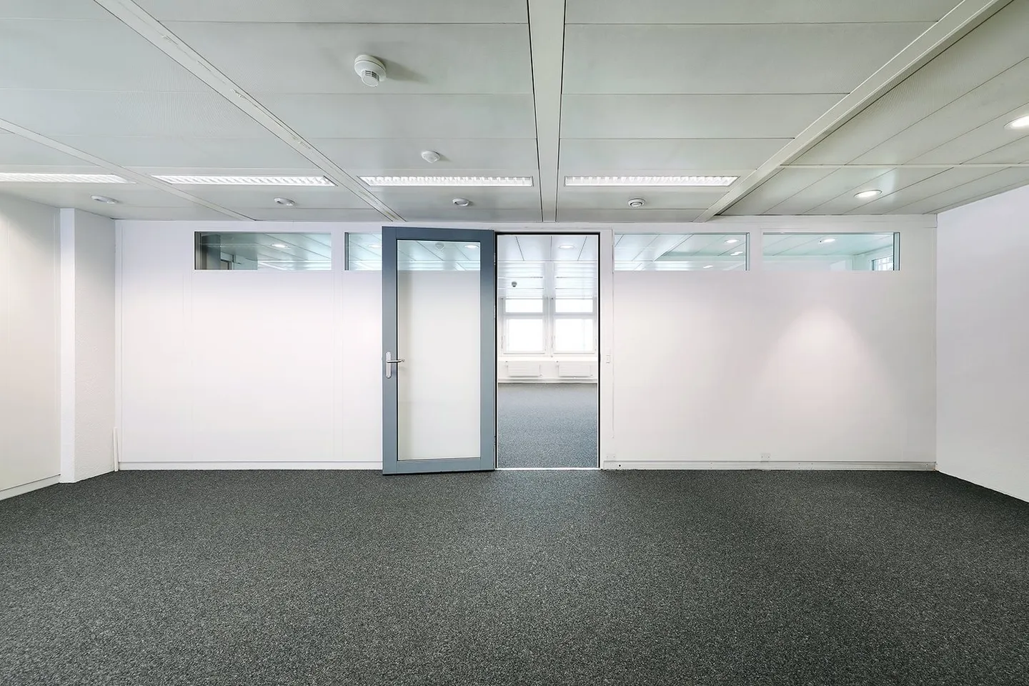 Your new business location with optimal transport connections and a wide view - Photo 3 of 11