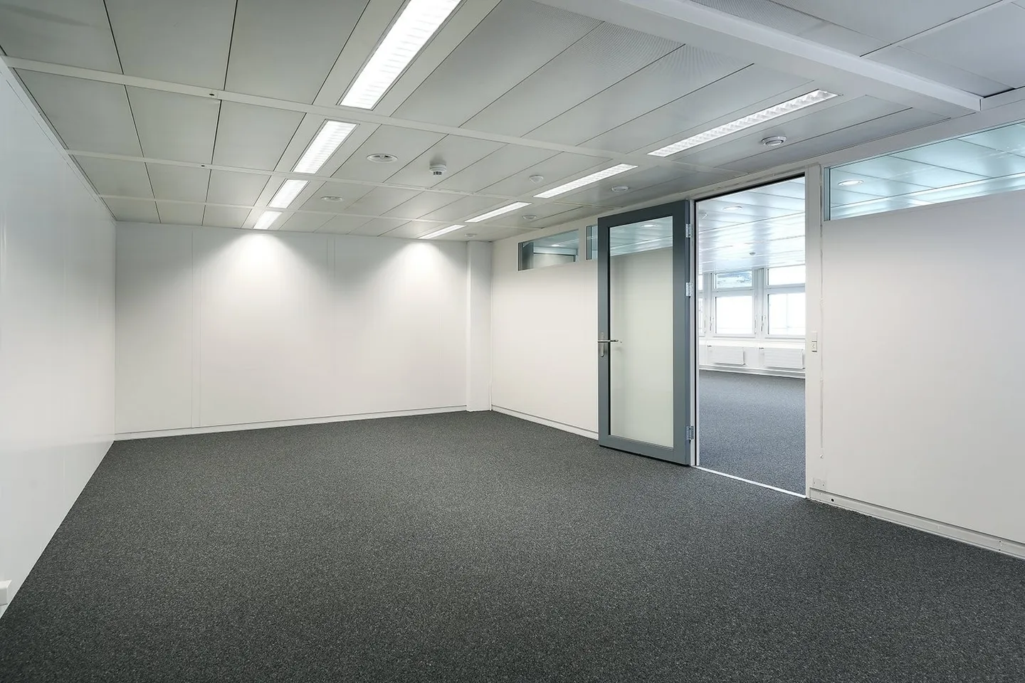 Your new business location with optimal transport connections and a wide view - Photo 4 of 11