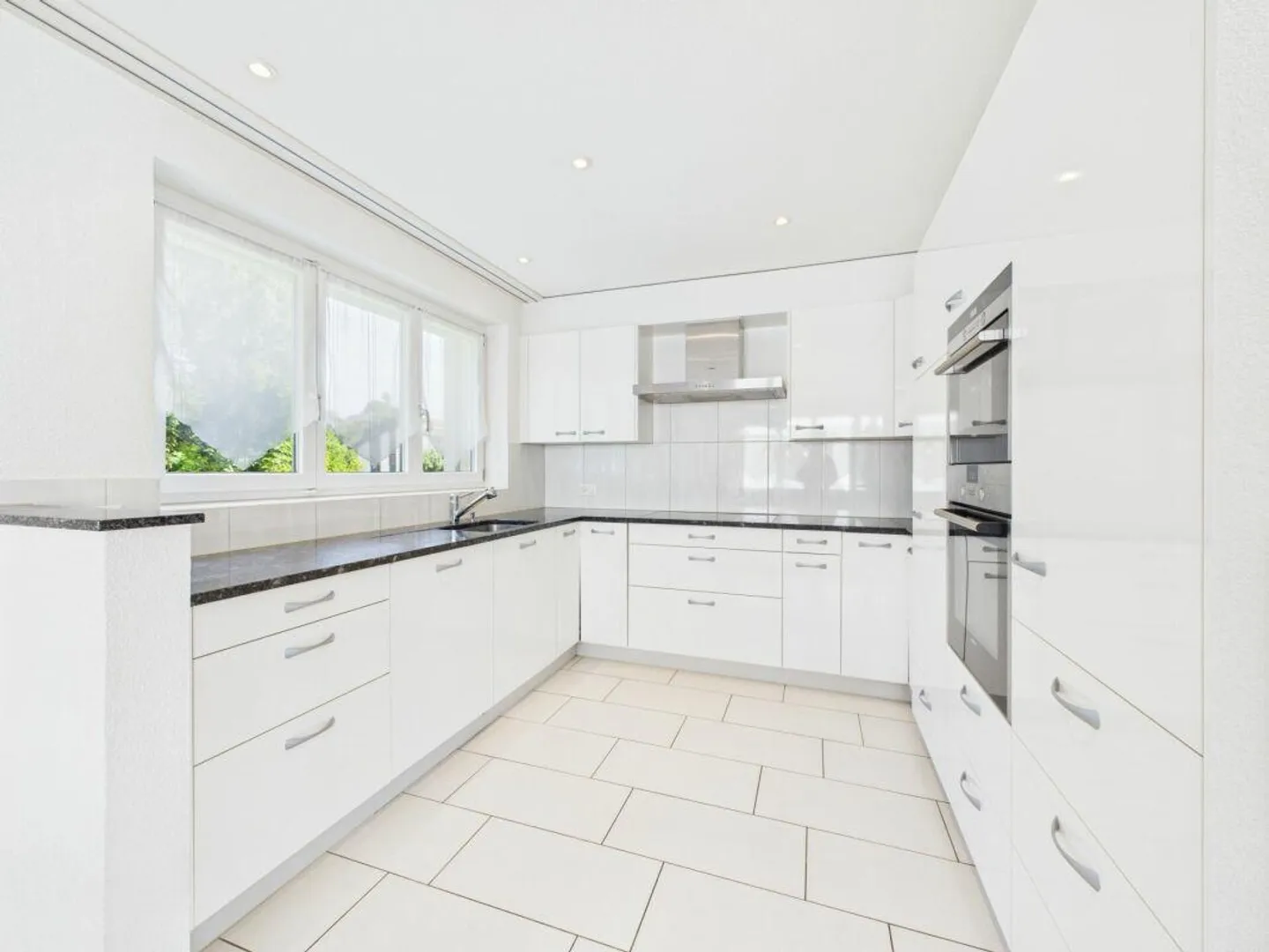 Detached House in a Quiet, Family-Friendly Location - Photo 4 of 7