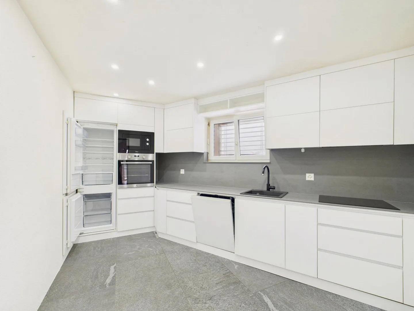 Modern renovated 4.5-room apartment with terrace and Swedish stove in... - Photo 2 of 8