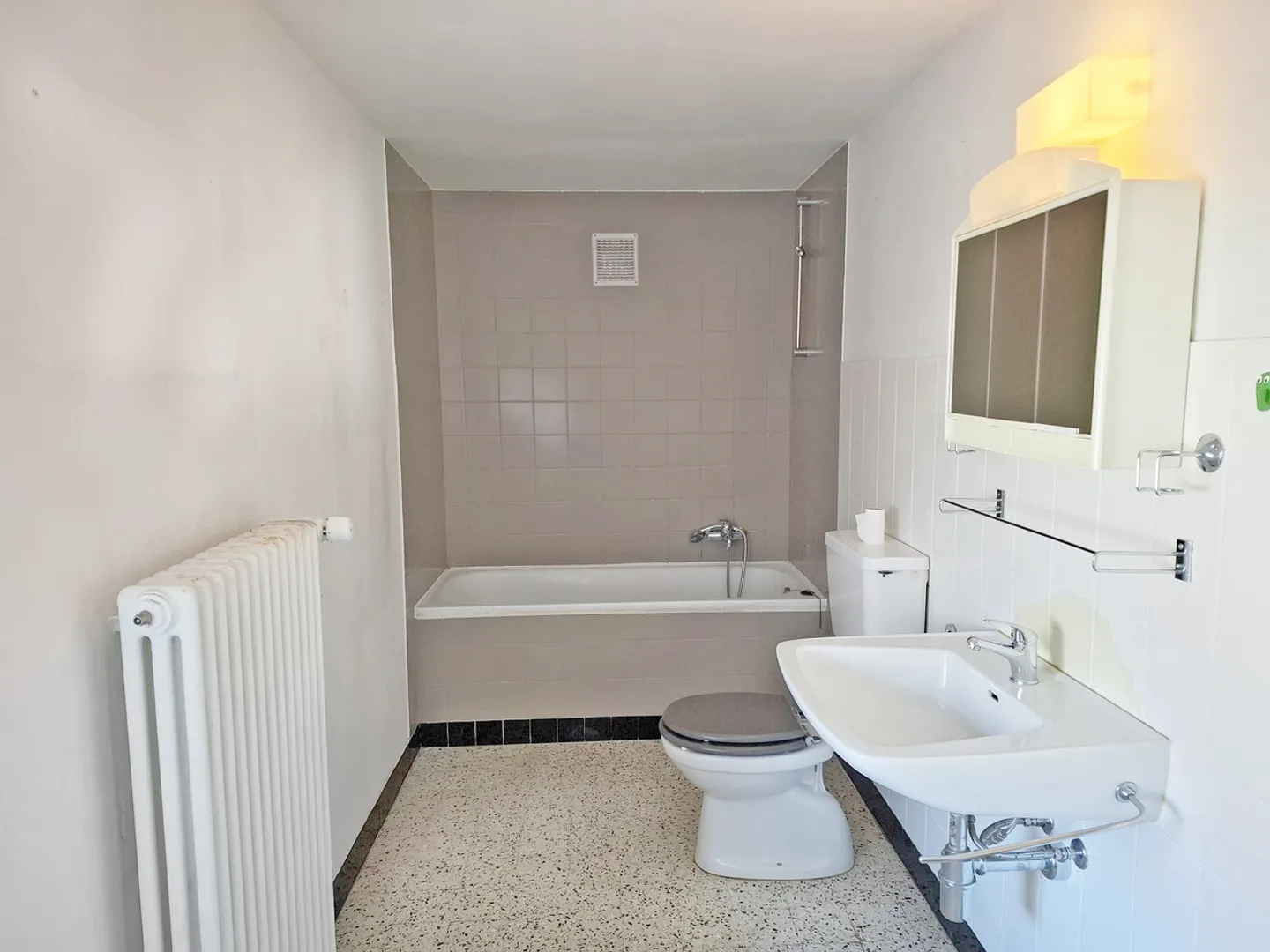 Dorfhaus mit 6 Zimmern am Fluss mit kleinem Garten - Foto 8 von 20