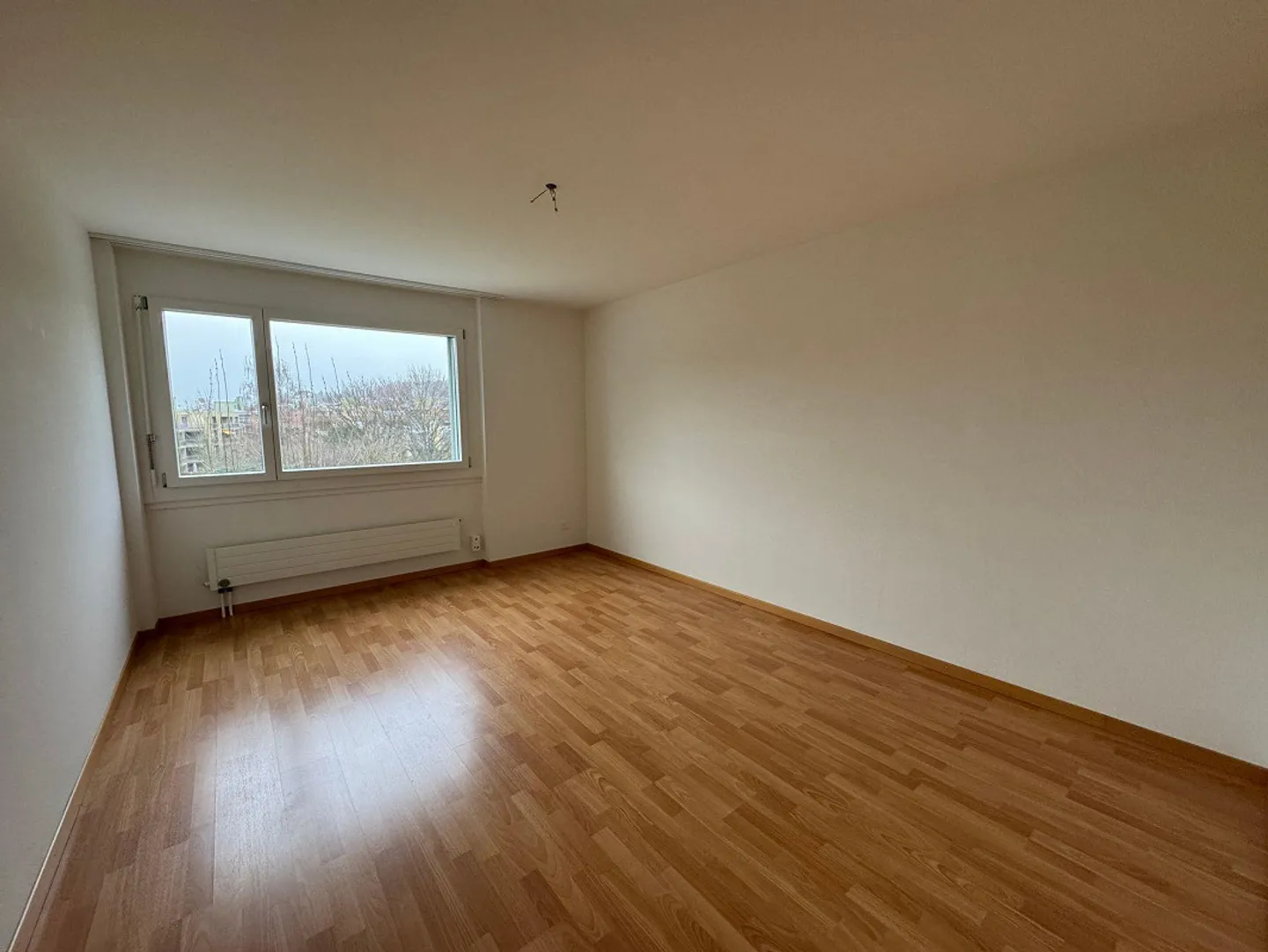 Grand appartement de 3,5 pièces dans un emplacement ensoleillé - Photo 5 sur 13