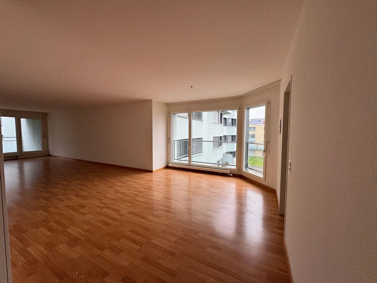 Grand appartement de 3,5 pièces dans un emplacement ensoleillé - Photo 7 sur 13