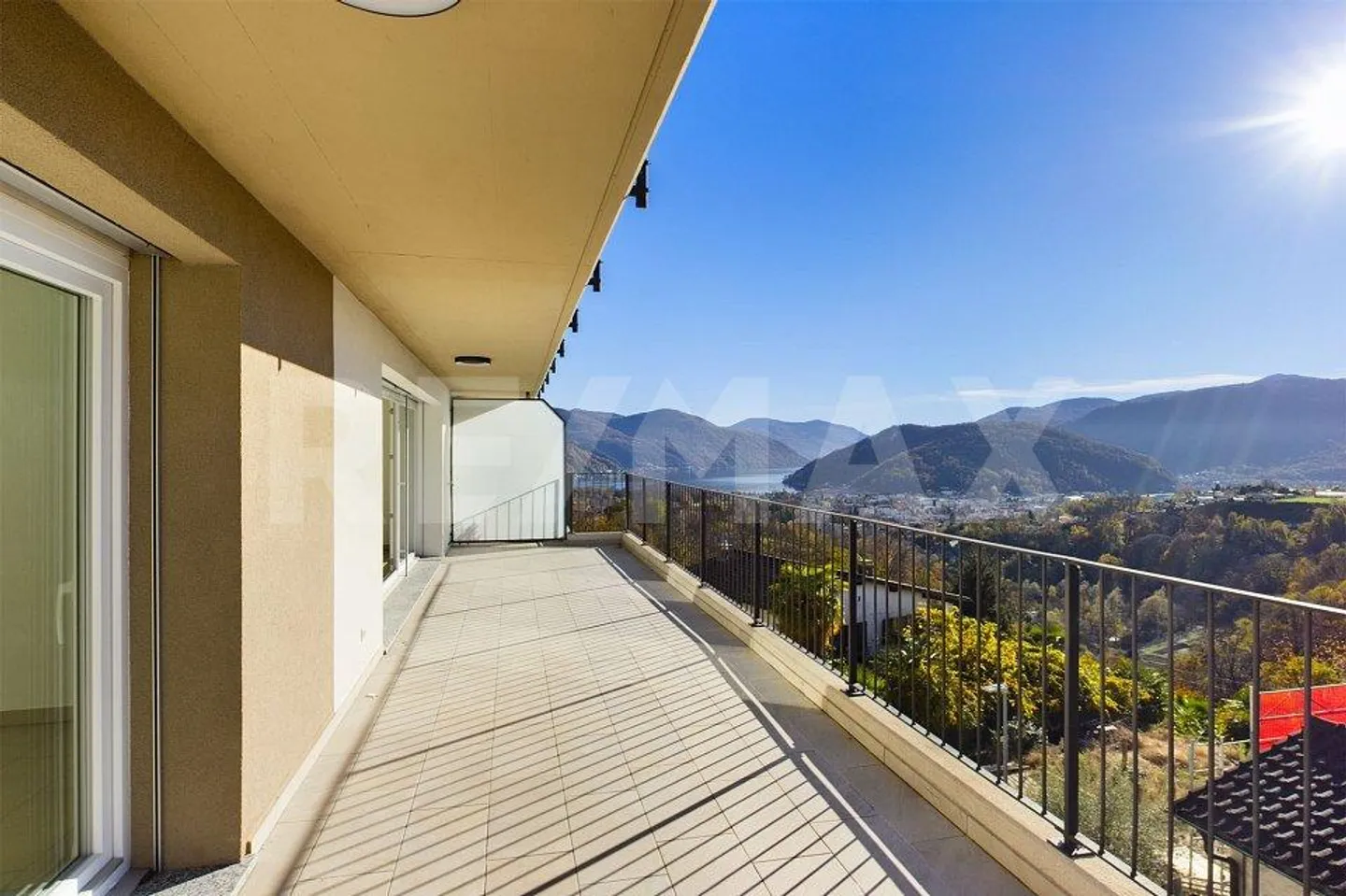 NEGGIO (PRÈS DE VERNATE) : Appartement en attique lumineux et moderne avec une belle vue et un toit-terrasse - Photo 1 sur 13