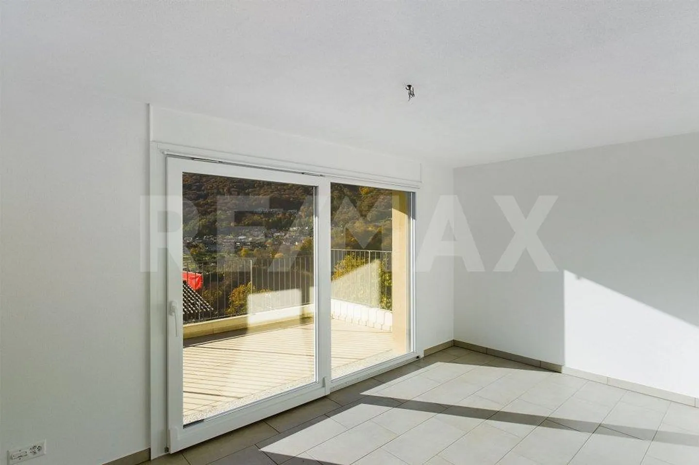 NEGGIO (PRÈS DE VERNATE) : Appartement en attique lumineux et moderne avec une belle vue et un toit-terrasse - Photo 6 sur 13
