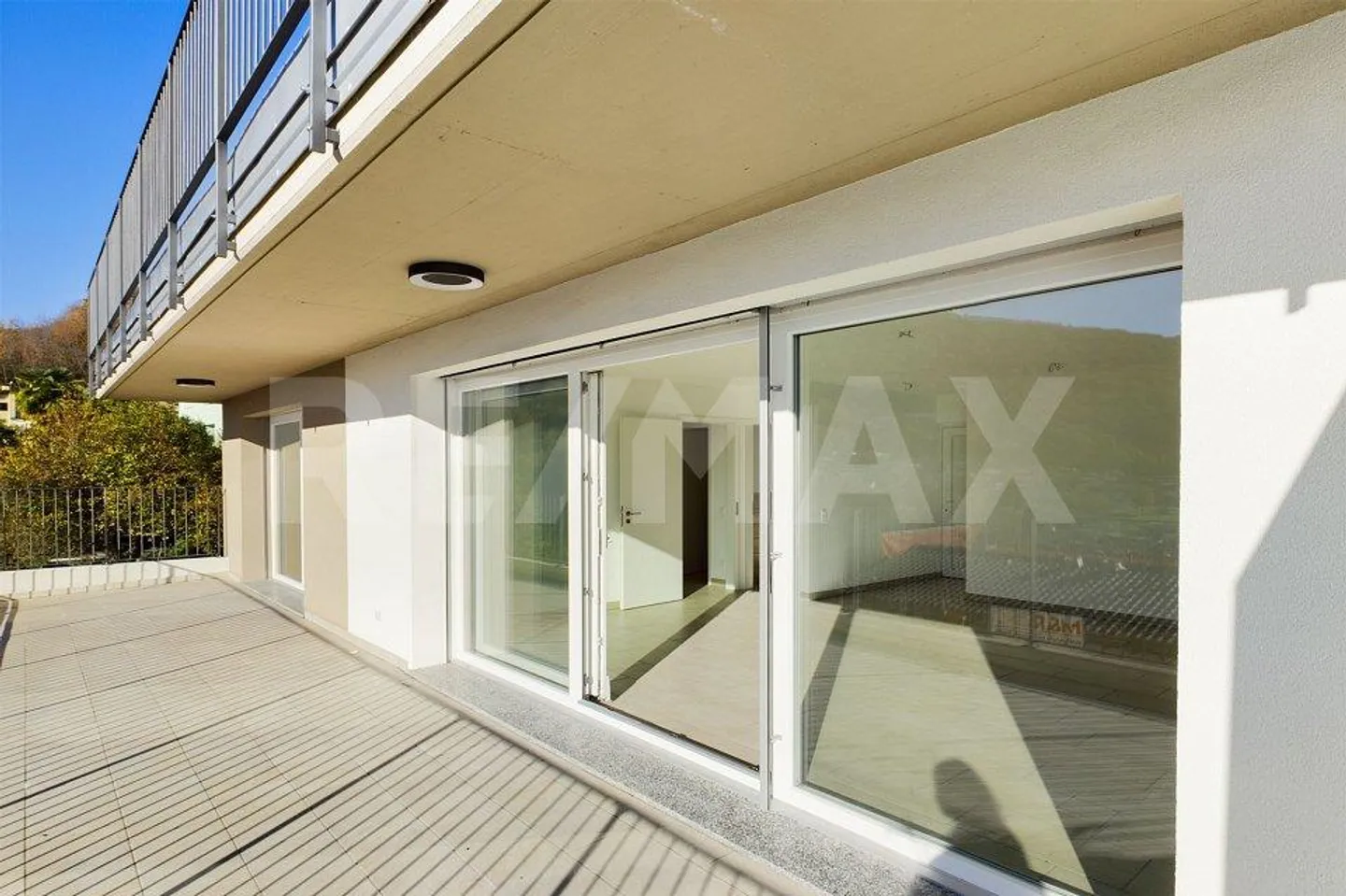 NEGGIO (PRÈS DE VERNATE) : Appartement en attique lumineux et moderne avec une belle vue et un toit-terrasse - Photo 8 sur 13