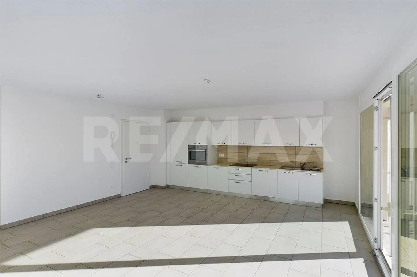 NEGGIO (PRÈS DE VERNATE) : Appartement en attique lumineux et moderne avec une belle vue et un toit-terrasse - Photo 9 sur 13