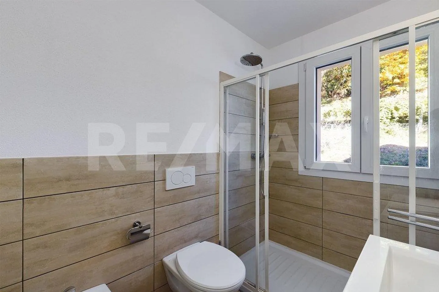 NEGGIO (PRÈS DE VERNATE) : Appartement en attique lumineux et moderne avec une belle vue et un toit-terrasse - Photo 10 sur 13