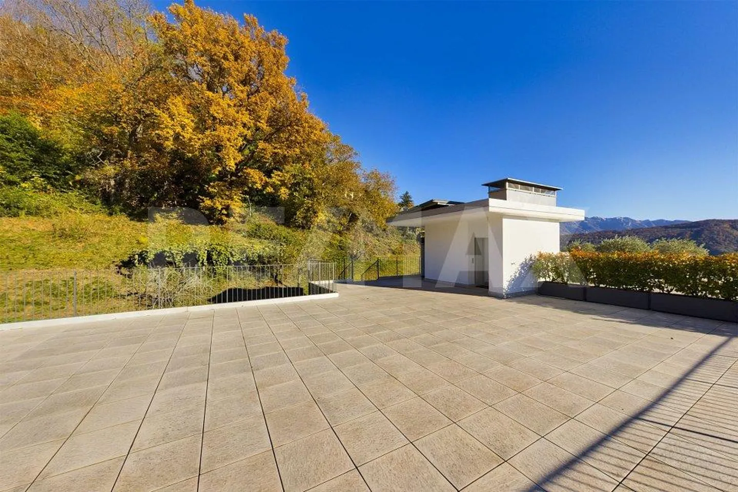 NEGGIO (PRÈS DE VERNATE) : Appartement en attique lumineux et moderne avec une belle vue et un toit-terrasse - Photo 12 sur 13