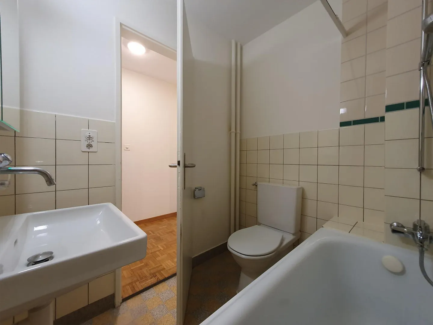 Central apartment directly at the train station - Photo 6 of 8