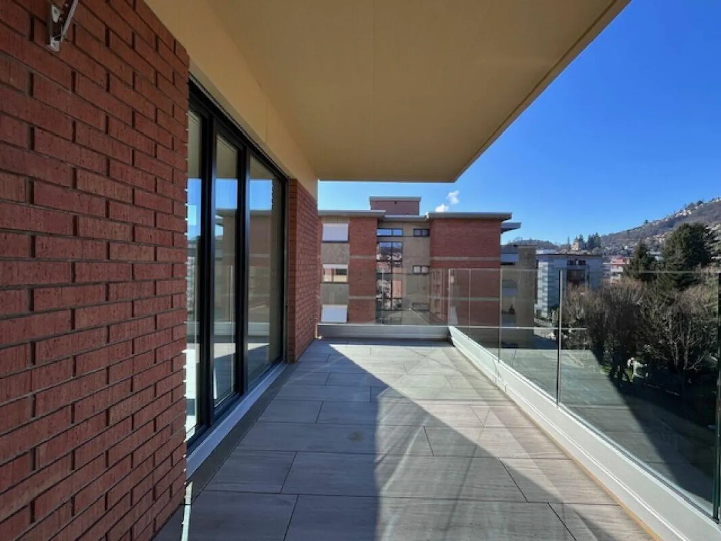 CENTRALE APPARTAMENTO DI 4.5 LOCALI CON CAMINO - COMPLETAMENTE RISTRUTTURATO - Foto 1 di 19