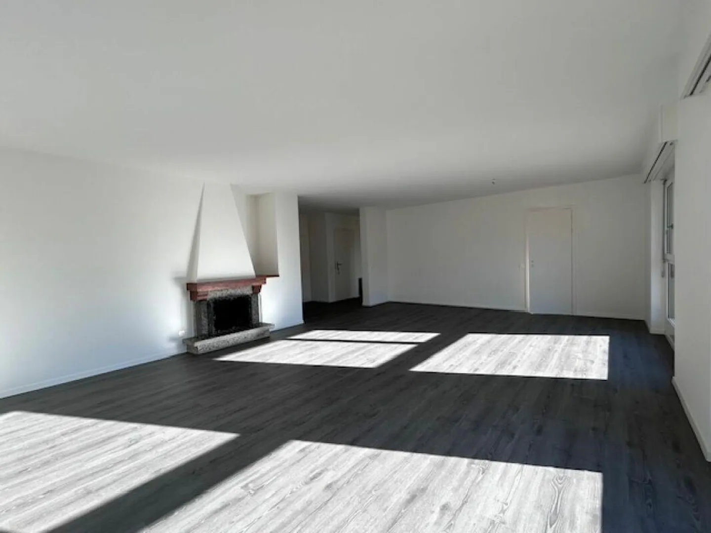 CENTRALE APPARTAMENTO DI 4.5 LOCALI CON CAMINO - COMPLETAMENTE RISTRUTTURATO - Foto 2 di 19