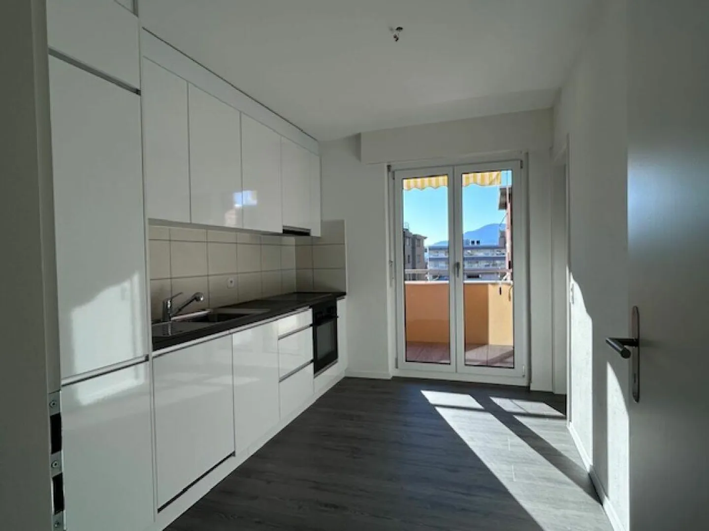 CENTRALE APPARTAMENTO DI 4.5 LOCALI CON CAMINO - COMPLETAMENTE RISTRUTTURATO - Foto 5 di 19