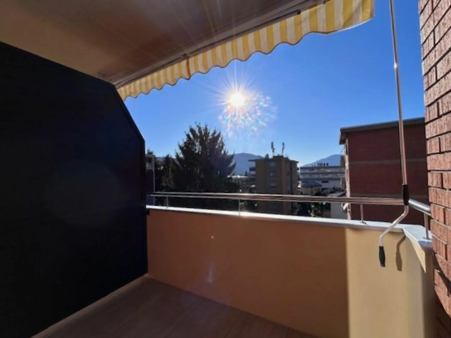 CENTRALE APPARTAMENTO DI 4.5 LOCALI CON CAMINO - COMPLETAMENTE RISTRUTTURATO - Foto 6 di 19