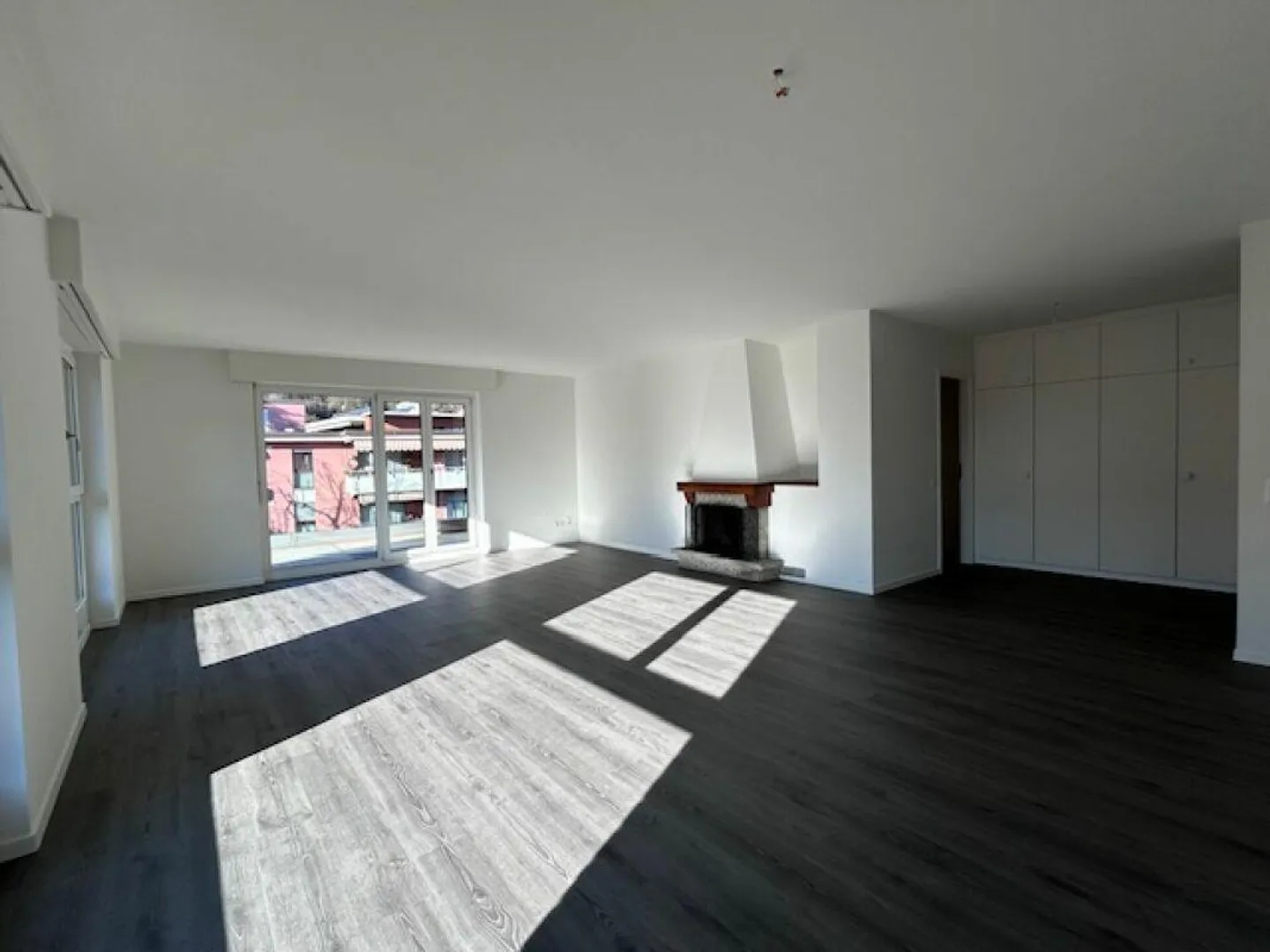 CENTRALE APPARTAMENTO DI 4.5 LOCALI CON CAMINO - COMPLETAMENTE RISTRUTTURATO - Foto 7 di 19