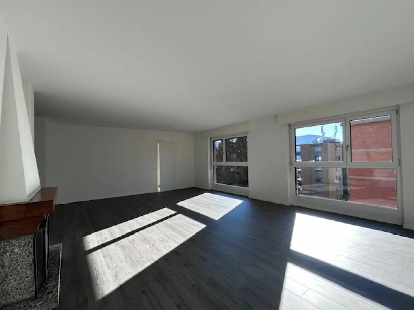 CENTRALE APPARTAMENTO DI 4.5 LOCALI CON CAMINO - COMPLETAMENTE RISTRUTTURATO - Foto 9 di 19