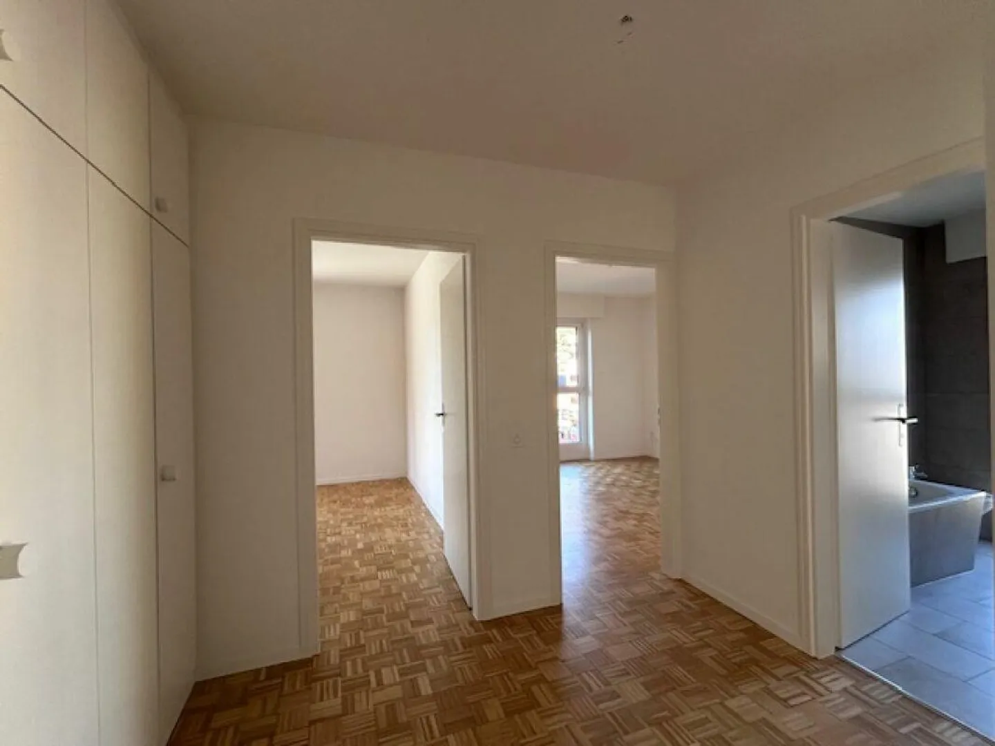 CENTRALE APPARTAMENTO DI 4.5 LOCALI CON CAMINO - COMPLETAMENTE RISTRUTTURATO - Foto 12 di 19