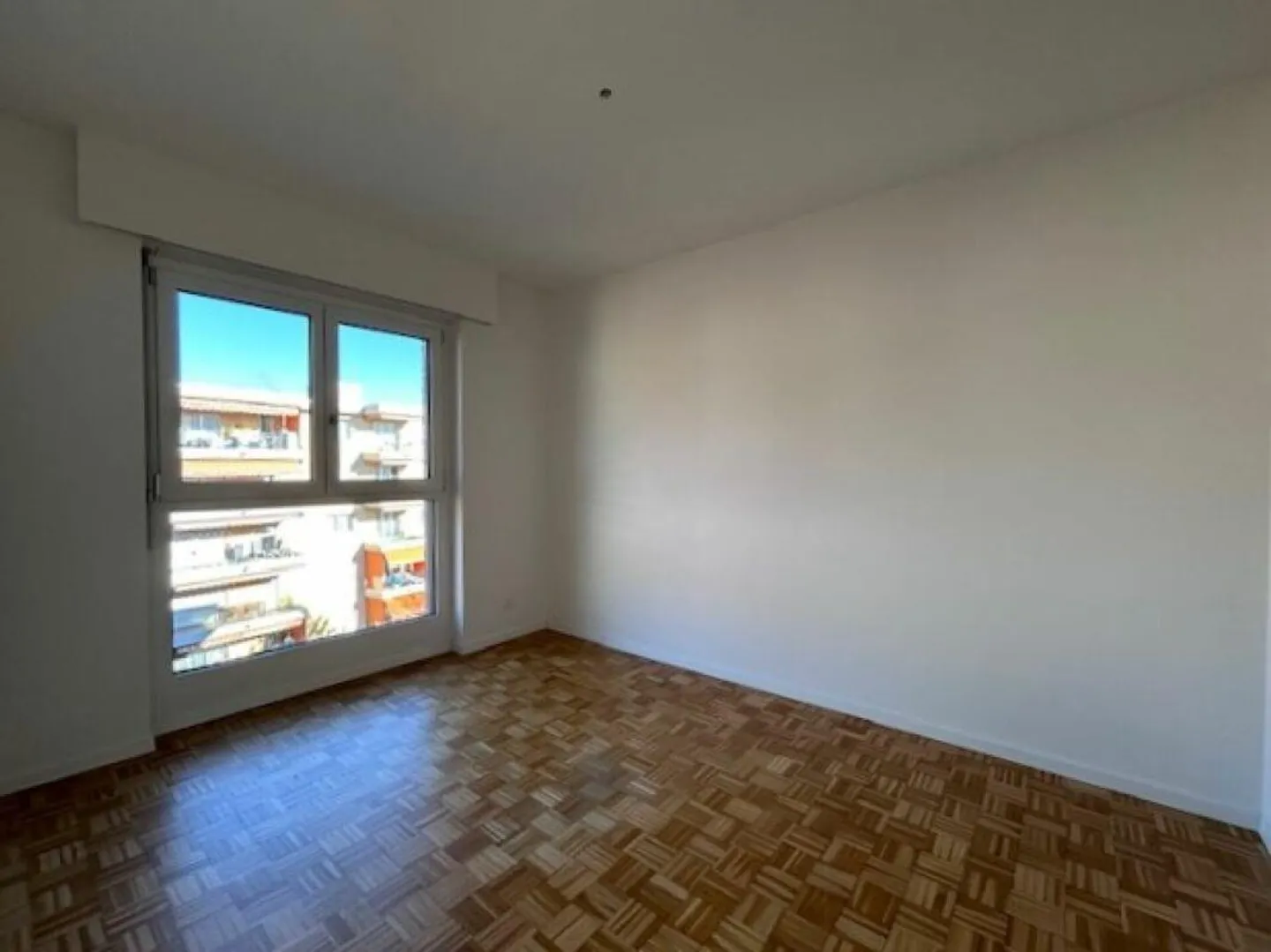 CENTRALE APPARTAMENTO DI 4.5 LOCALI CON CAMINO - COMPLETAMENTE RISTRUTTURATO - Foto 13 di 19