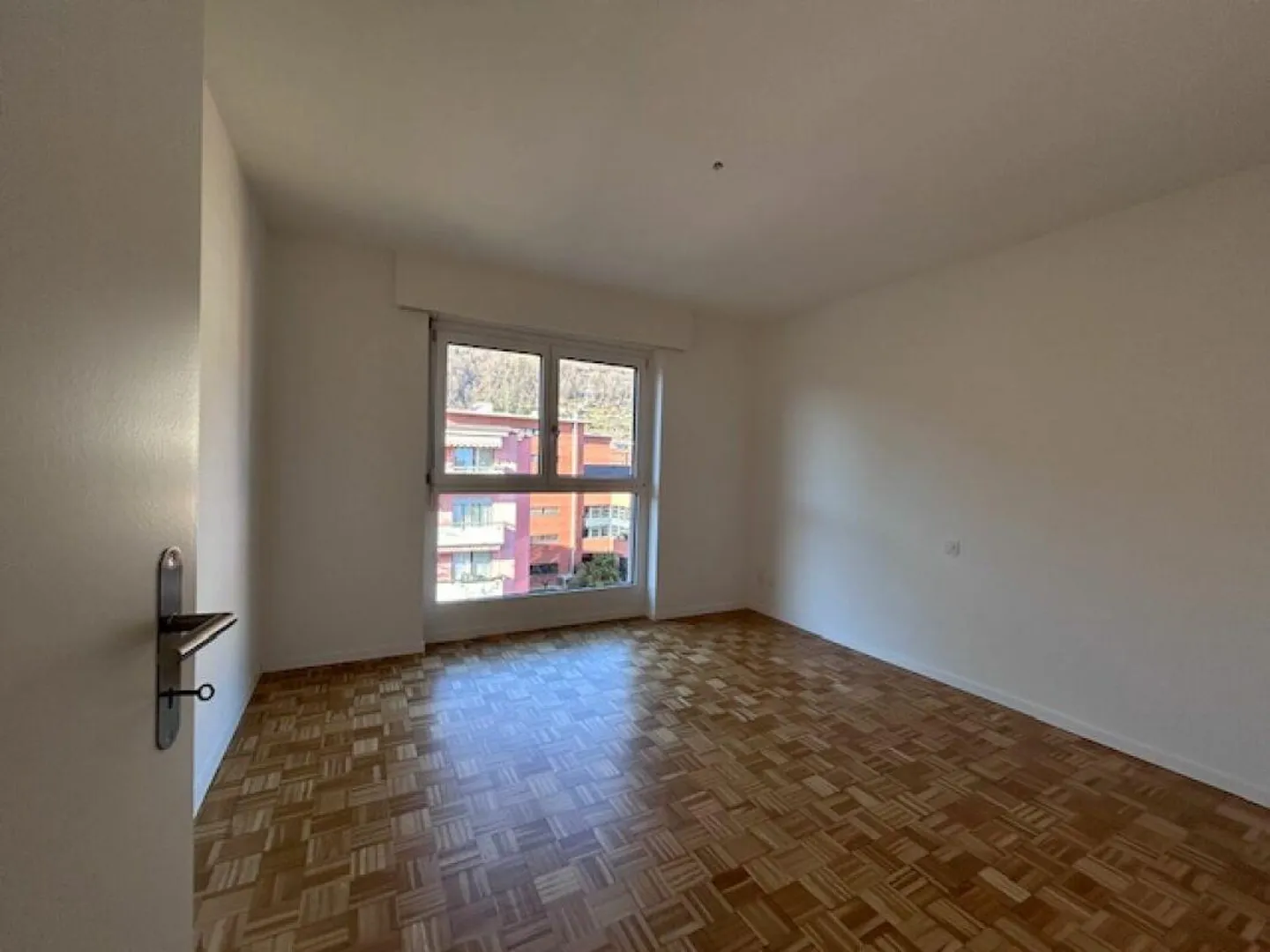 CENTRALE APPARTAMENTO DI 4.5 LOCALI CON CAMINO - COMPLETAMENTE RISTRUTTURATO - Foto 15 di 19