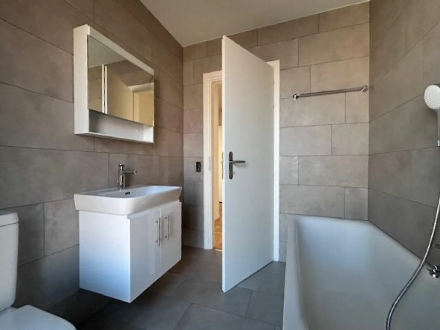 CENTRALE APPARTAMENTO DI 4.5 LOCALI CON CAMINO - COMPLETAMENTE RISTRUTTURATO - Foto 17 di 19