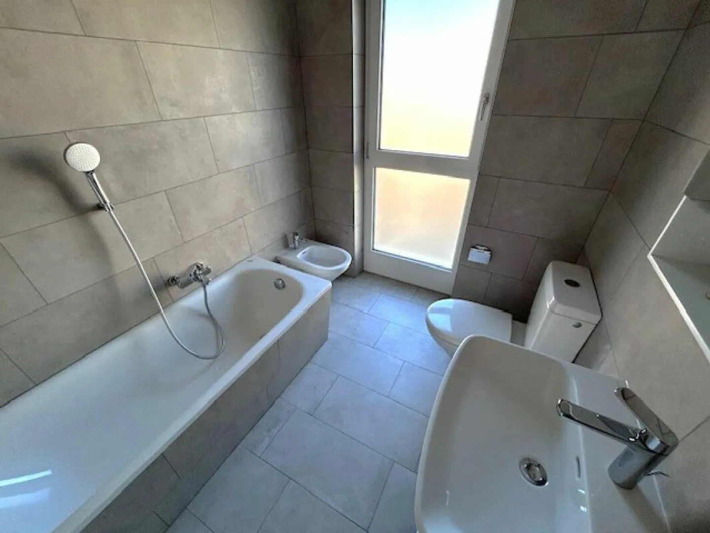 CENTRALE APPARTAMENTO DI 4.5 LOCALI CON CAMINO - COMPLETAMENTE RISTRUTTURATO - Foto 18 di 19