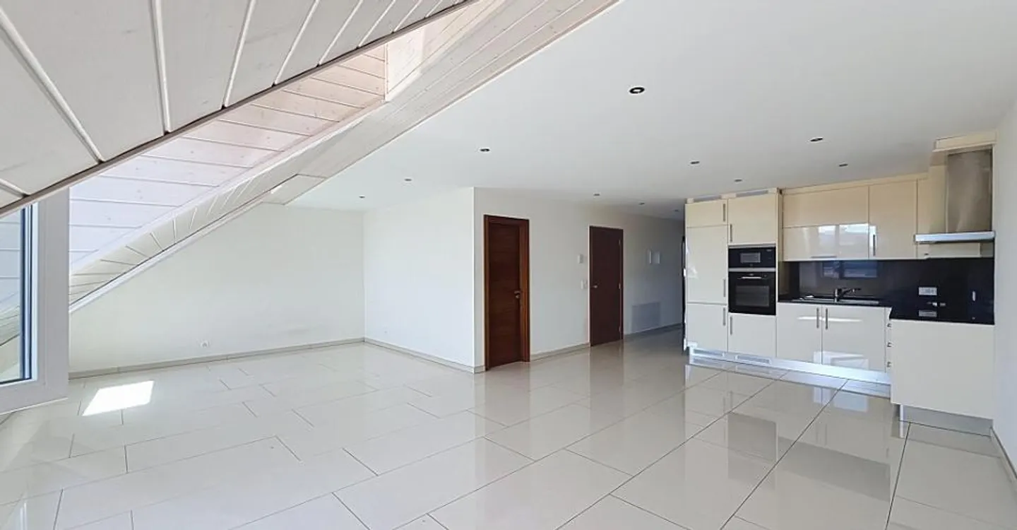 3.5 Room Apartment - Photo 2 of 13