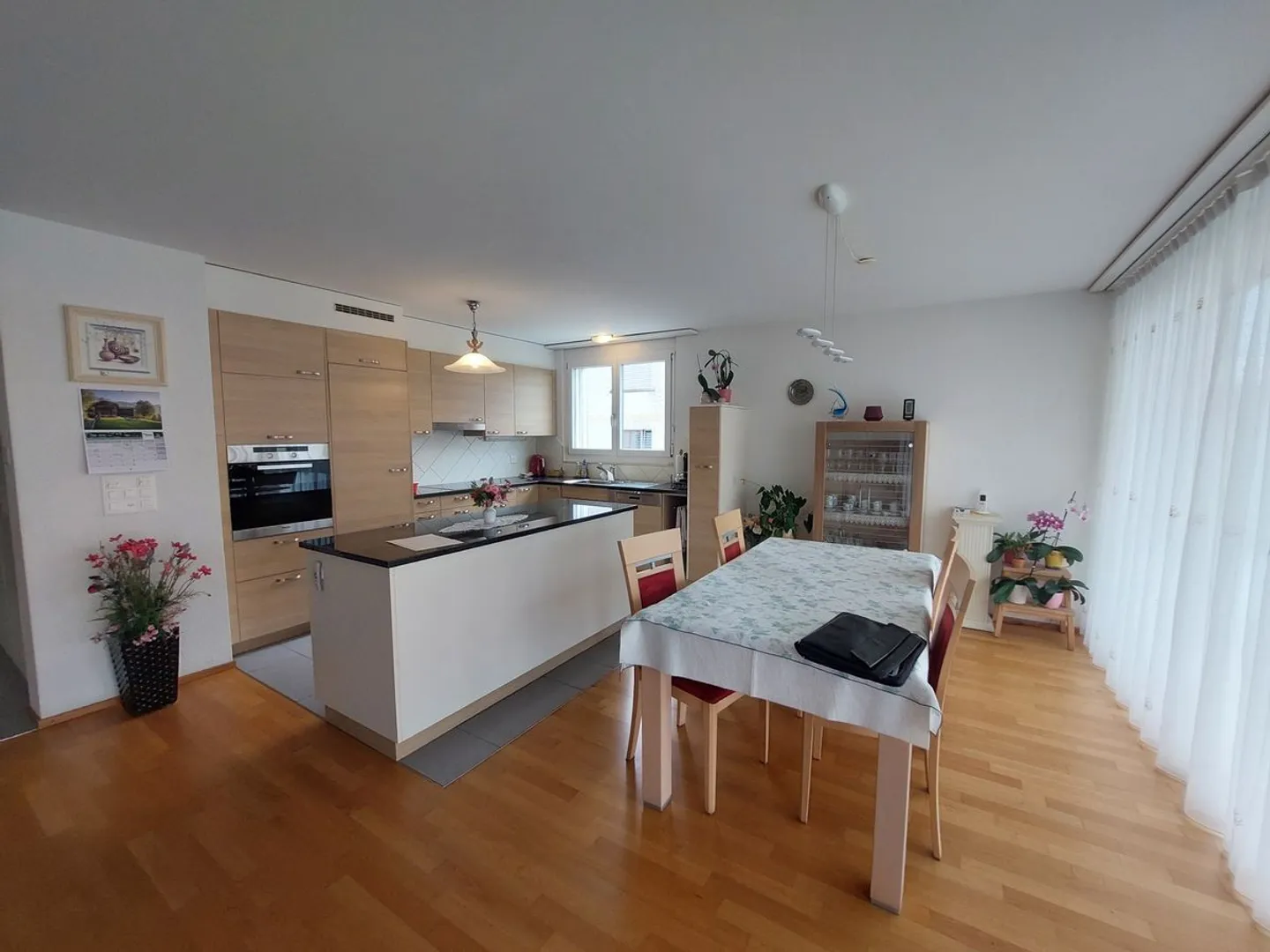 Helles 4,5-Zimmer-Apartment mit Terrasse und Parkplatz - Foto 2 von 7