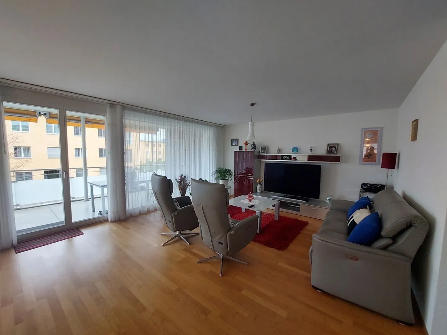 Helles 4,5-Zimmer-Apartment mit Terrasse und Parkplatz - Foto 4 von 7