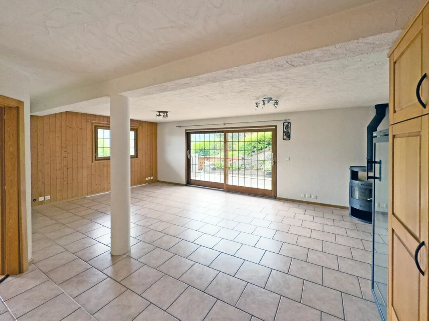 Sichere Investition: wunderschönes 3,5-Zimmer-Apartment mit Terrasse in einem Chalet, Mieter vorhanden! - Foto 2 von 14