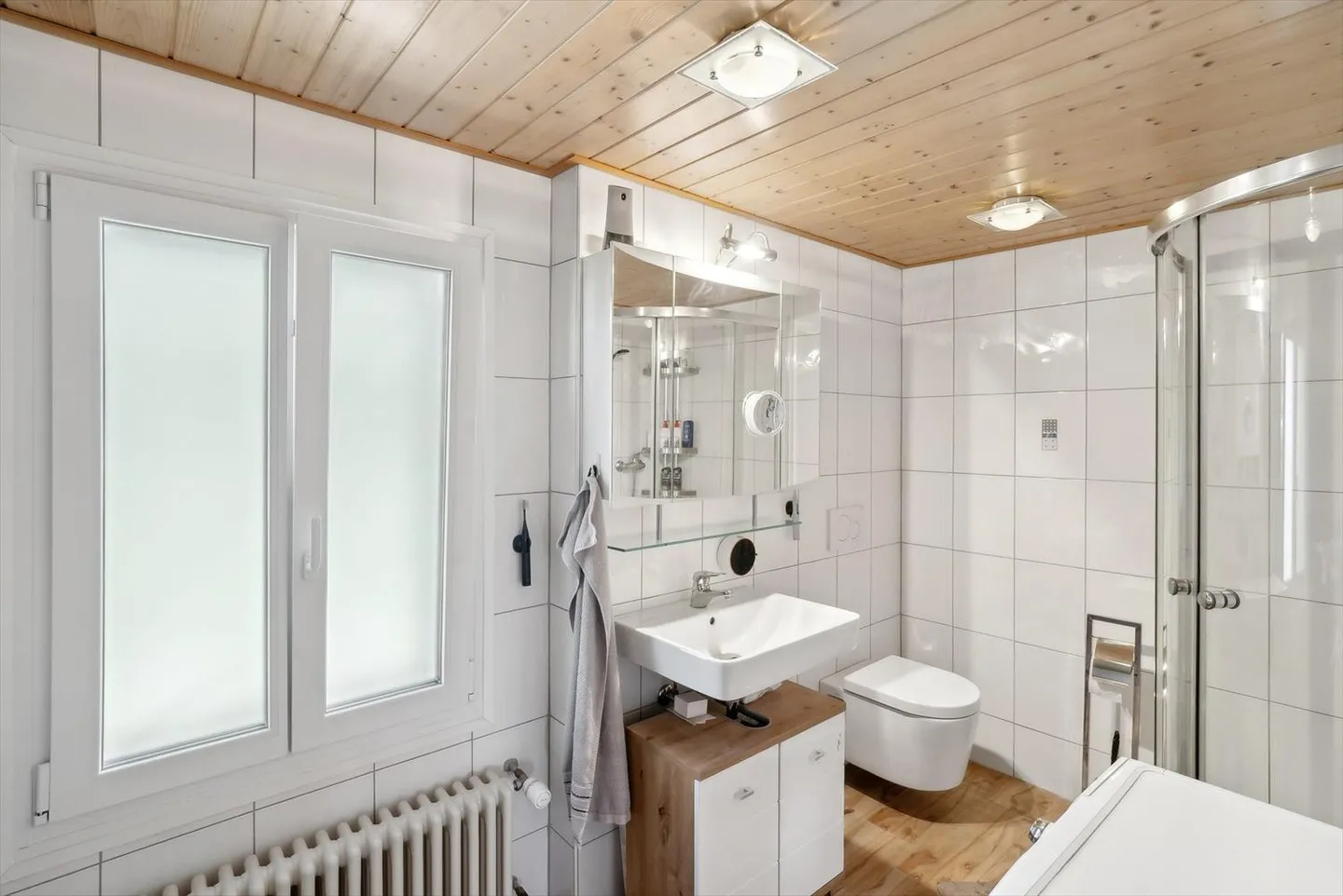 Beautiful renovated apartment with balcony - Photo 3 of 5