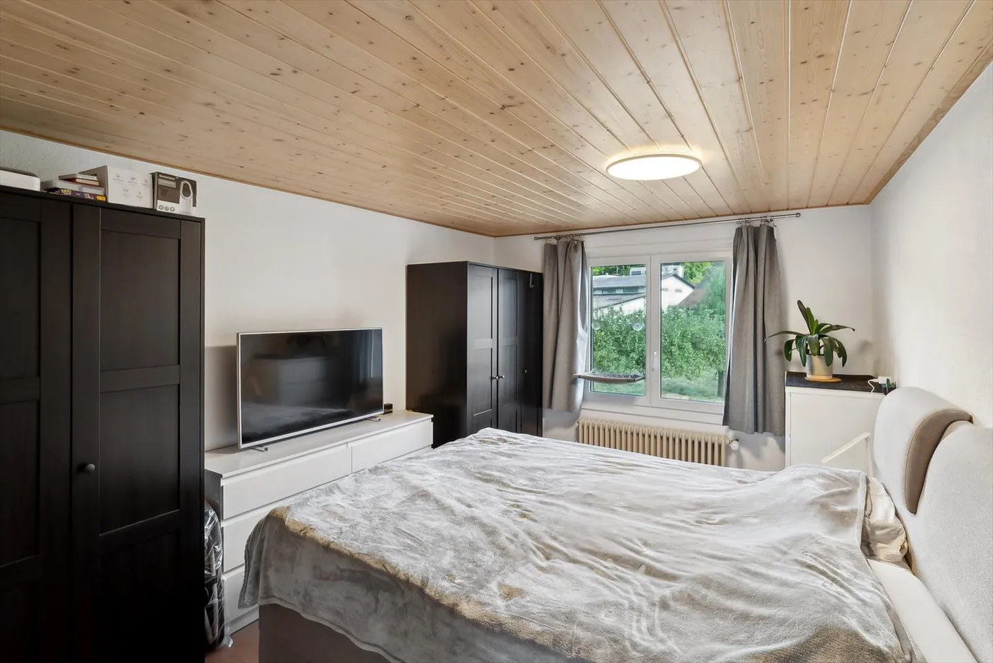 Beautiful renovated apartment with balcony - Photo 2 of 5