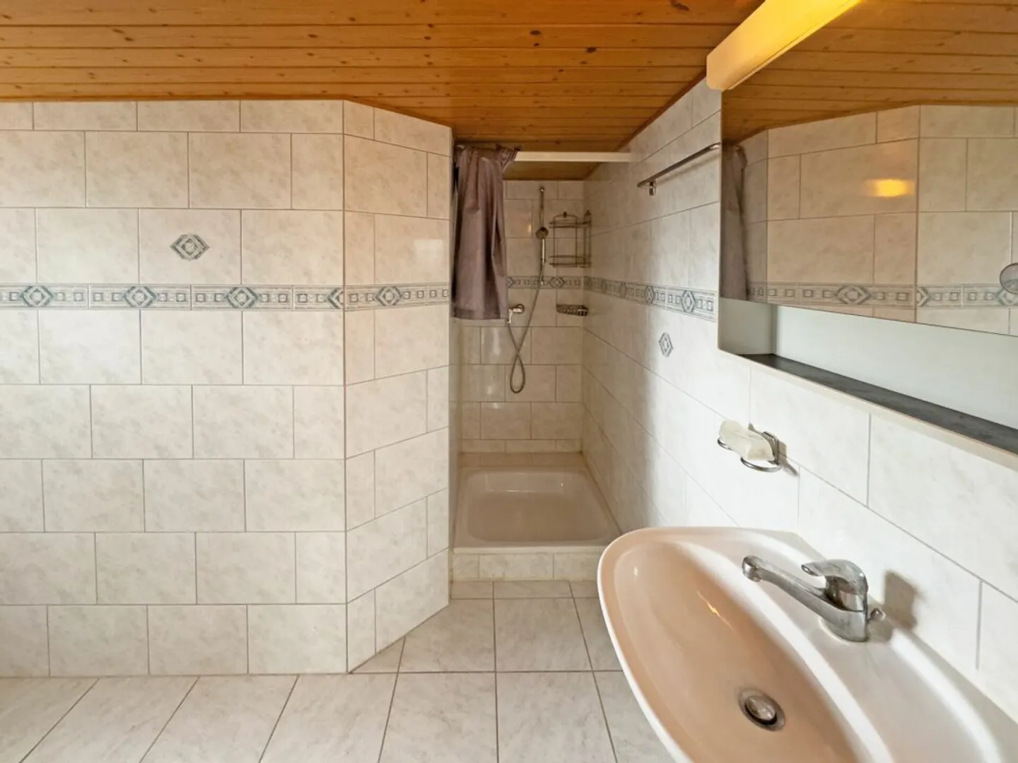 Sichere Investition: wunderschönes 3,5-Zimmer-Apartment mit Terrasse in einem Chalet, Mieter vorhanden! - Foto 11 von 14