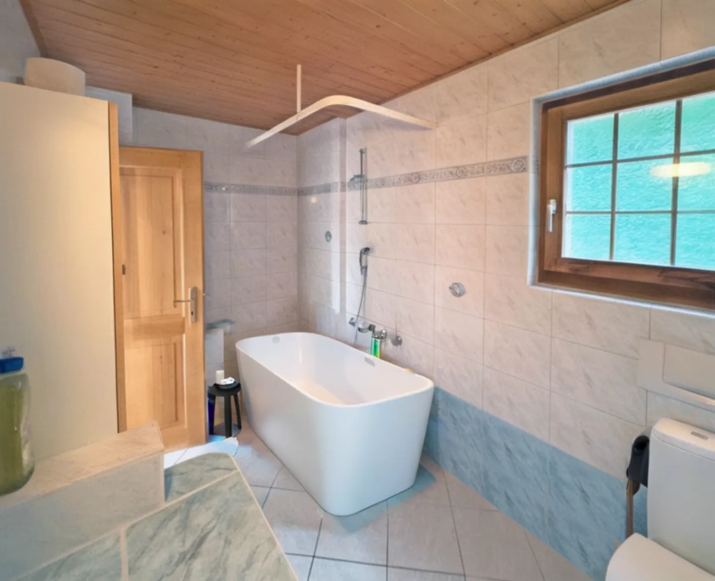 Sichere Investition: wunderschönes 3,5-Zimmer-Apartment mit Terrasse in einem Chalet, Mieter vorhanden! - Foto 13 von 14