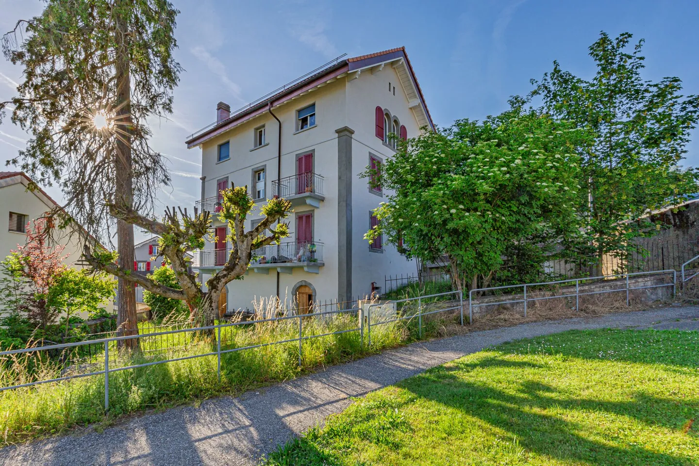 Mieteinbringendes Gebäude mit 4 Wohnungen - Foto 1 von 11