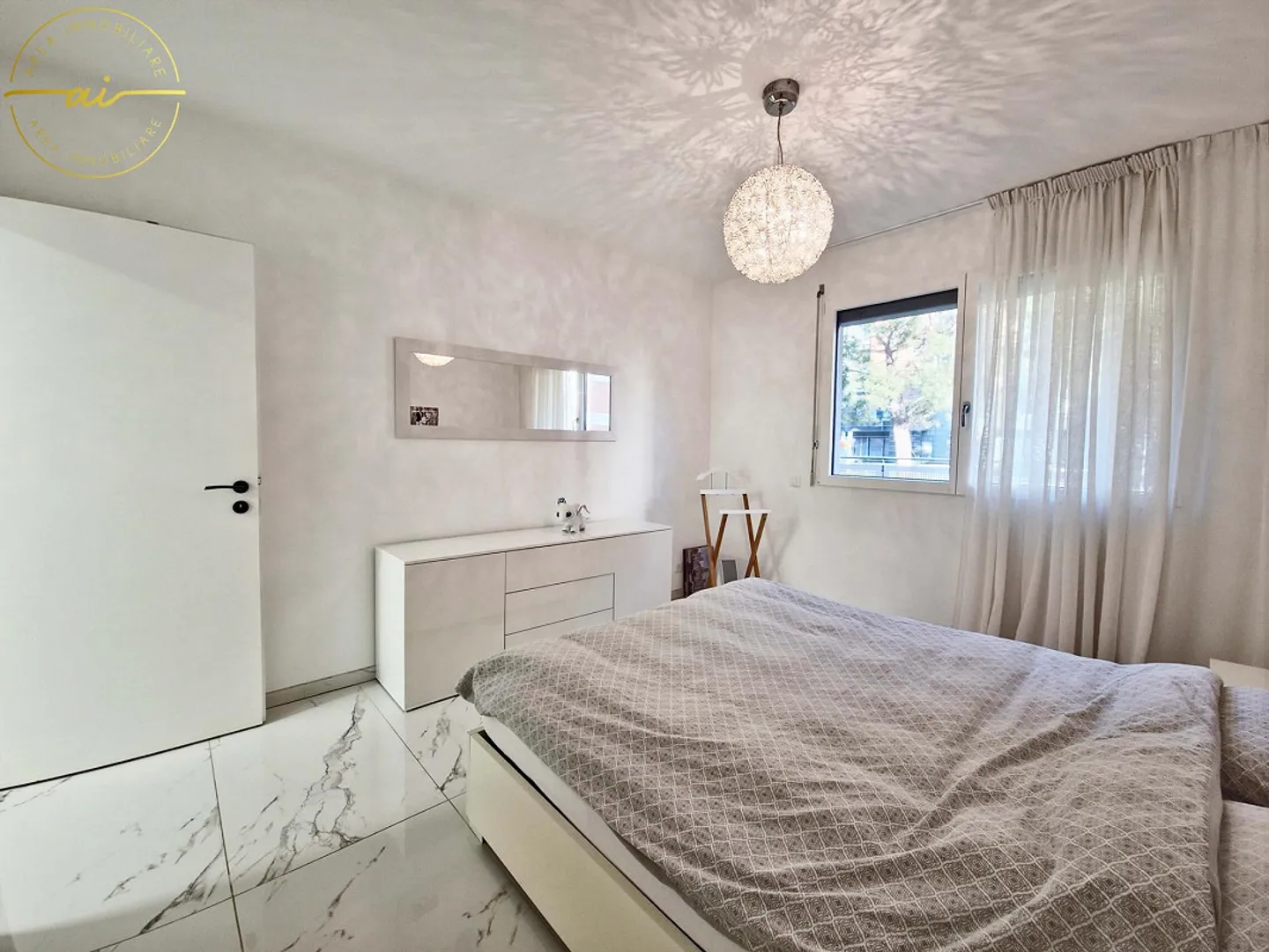 ÉLÉGANT ET LUMINEUX 4.5 PIÈCES AVEC JARDIN PRIVÉ - Photo 11 sur 13