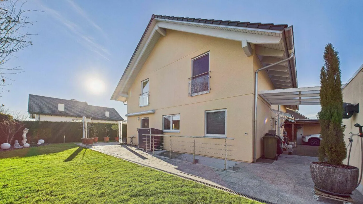 Gepflegtes Doppeleinfamilienhaus an sonniger Südhanglage - Foto 3 von 17