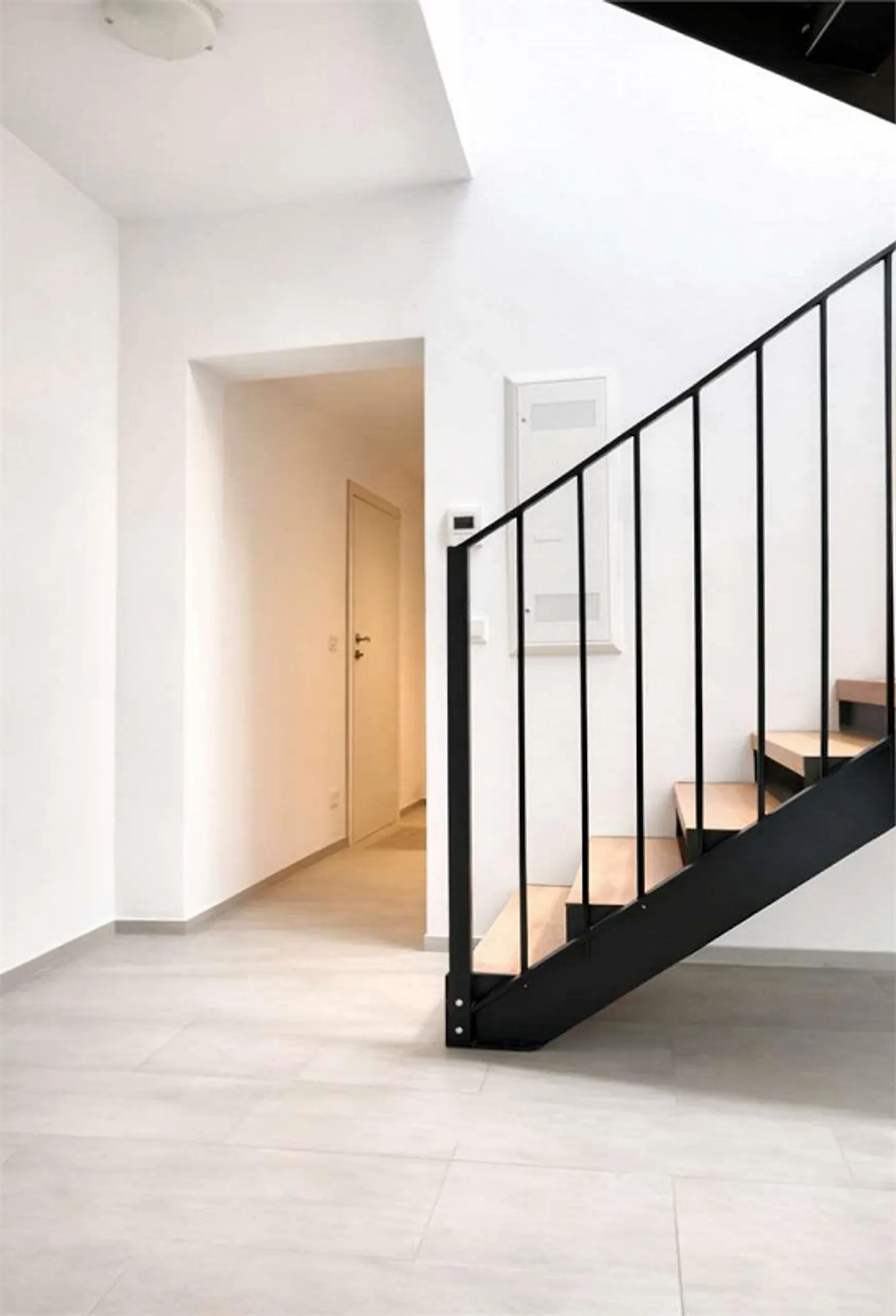 Elegant apartment newly built to a high standard with panoramic roof garden - Photo 8 of 10