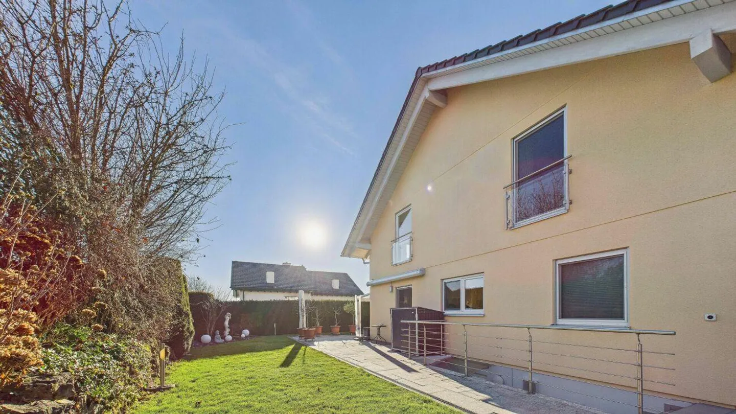 Gepflegtes Doppeleinfamilienhaus an sonniger Südhanglage - Foto 4 von 17