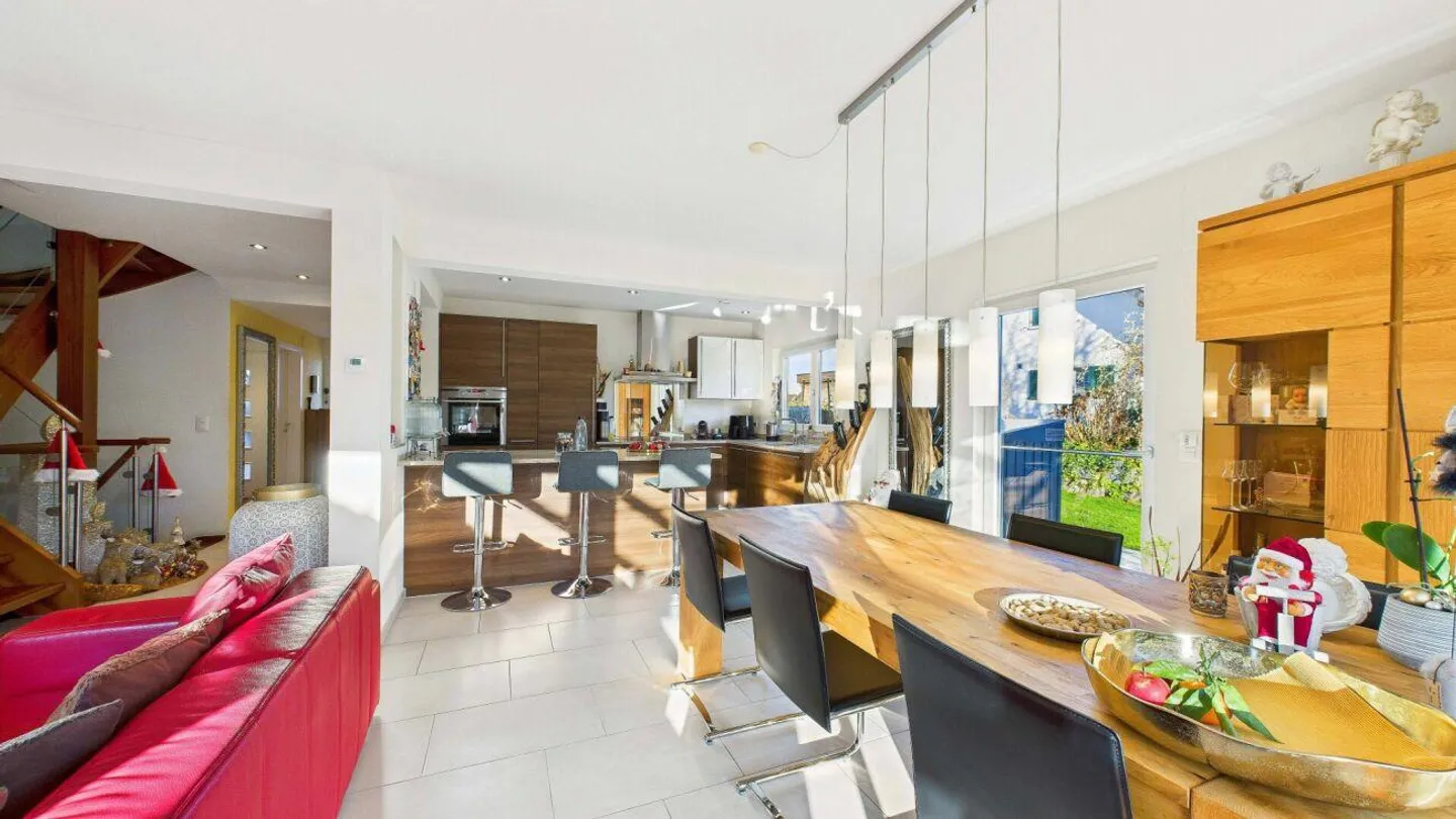 Gepflegtes Doppeleinfamilienhaus an sonniger Südhanglage - Foto 9 von 17