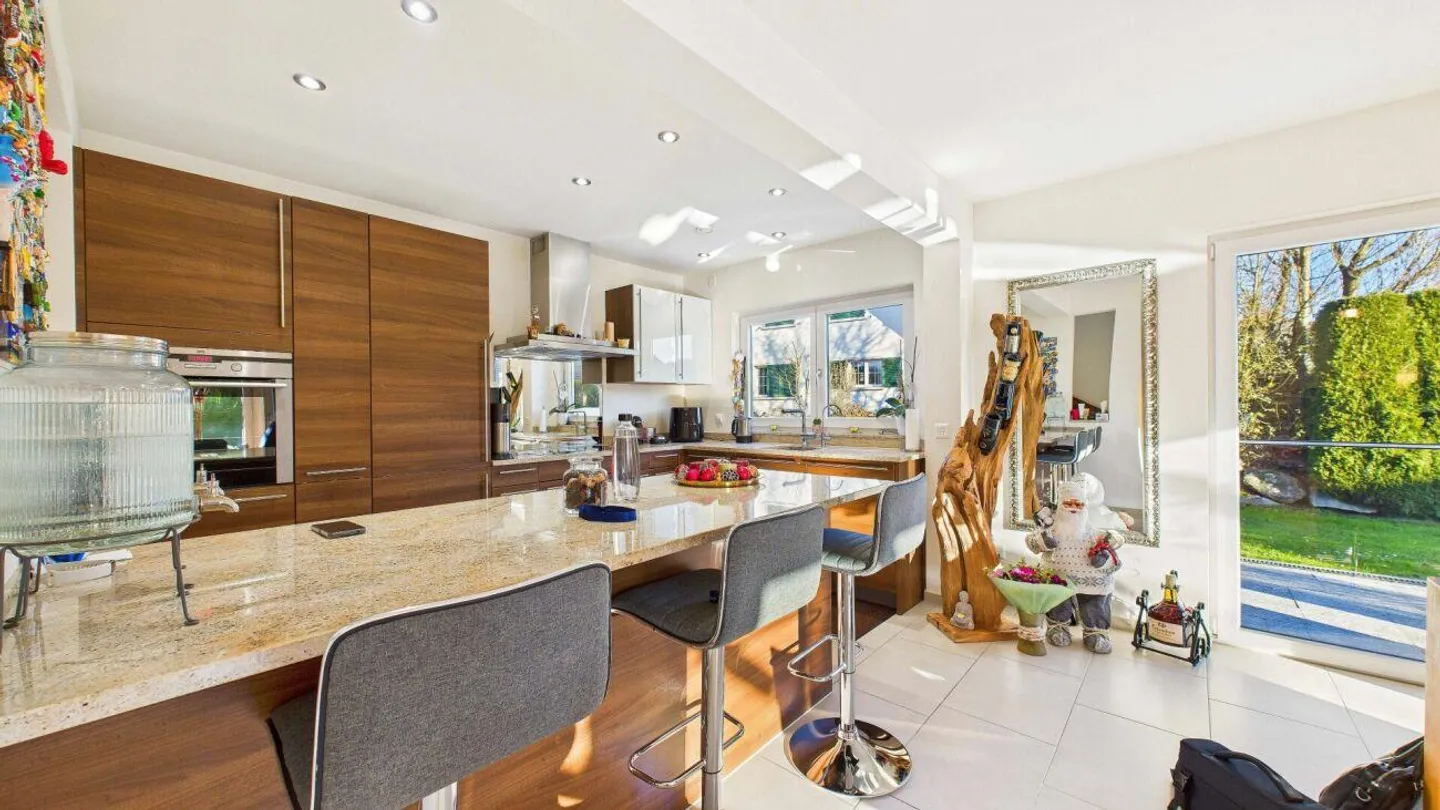 Gepflegtes Doppeleinfamilienhaus an sonniger Südhanglage - Foto 10 von 17