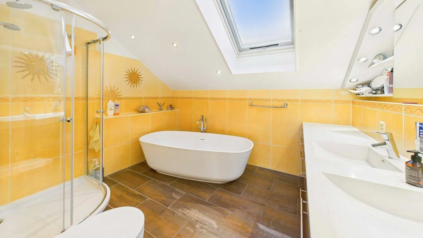 Gepflegtes Doppeleinfamilienhaus an sonniger Südhanglage - Foto 15 von 17