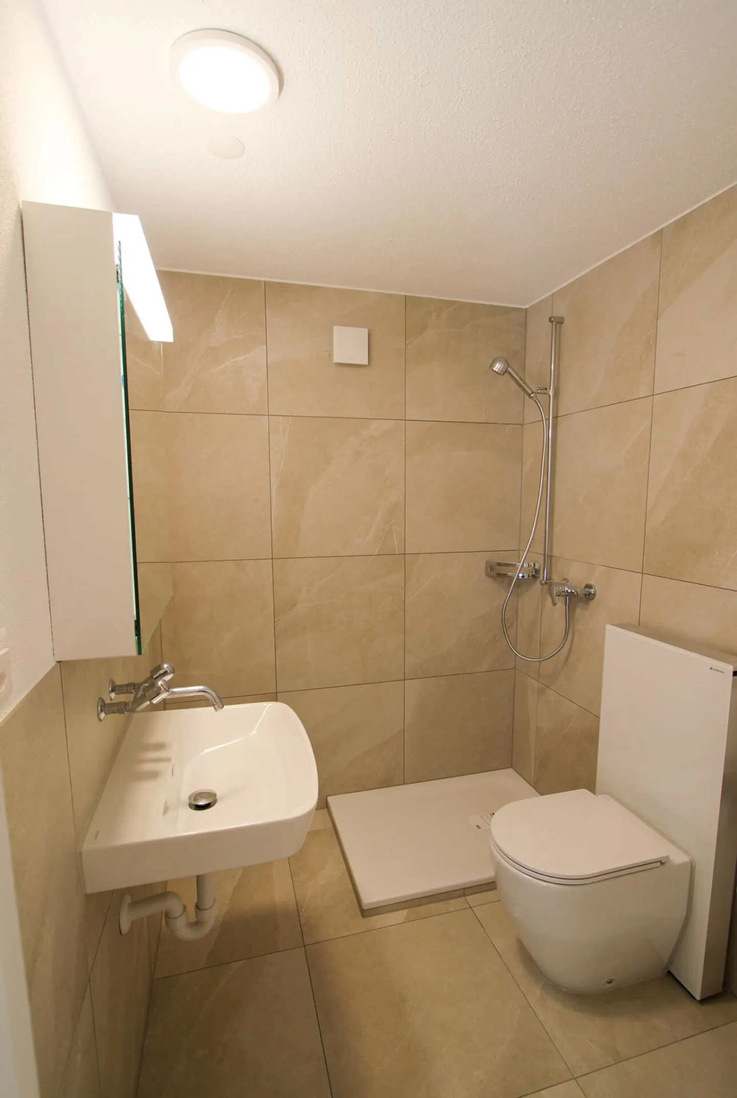 Spacious 2.5-room apartment near the train station - Photo 2 of 8