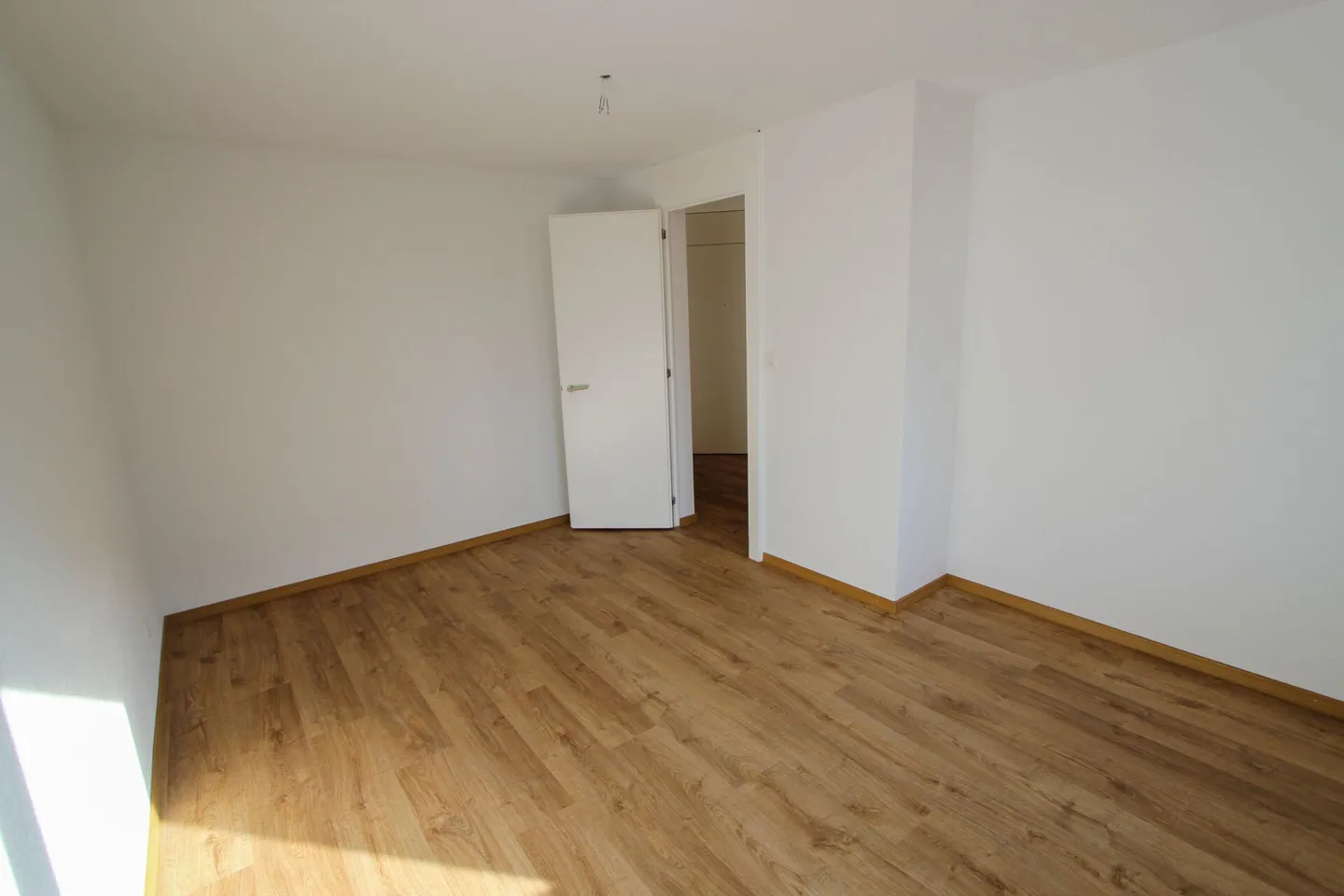 Spacious 2.5-room apartment near the train station - Photo 4 of 8
