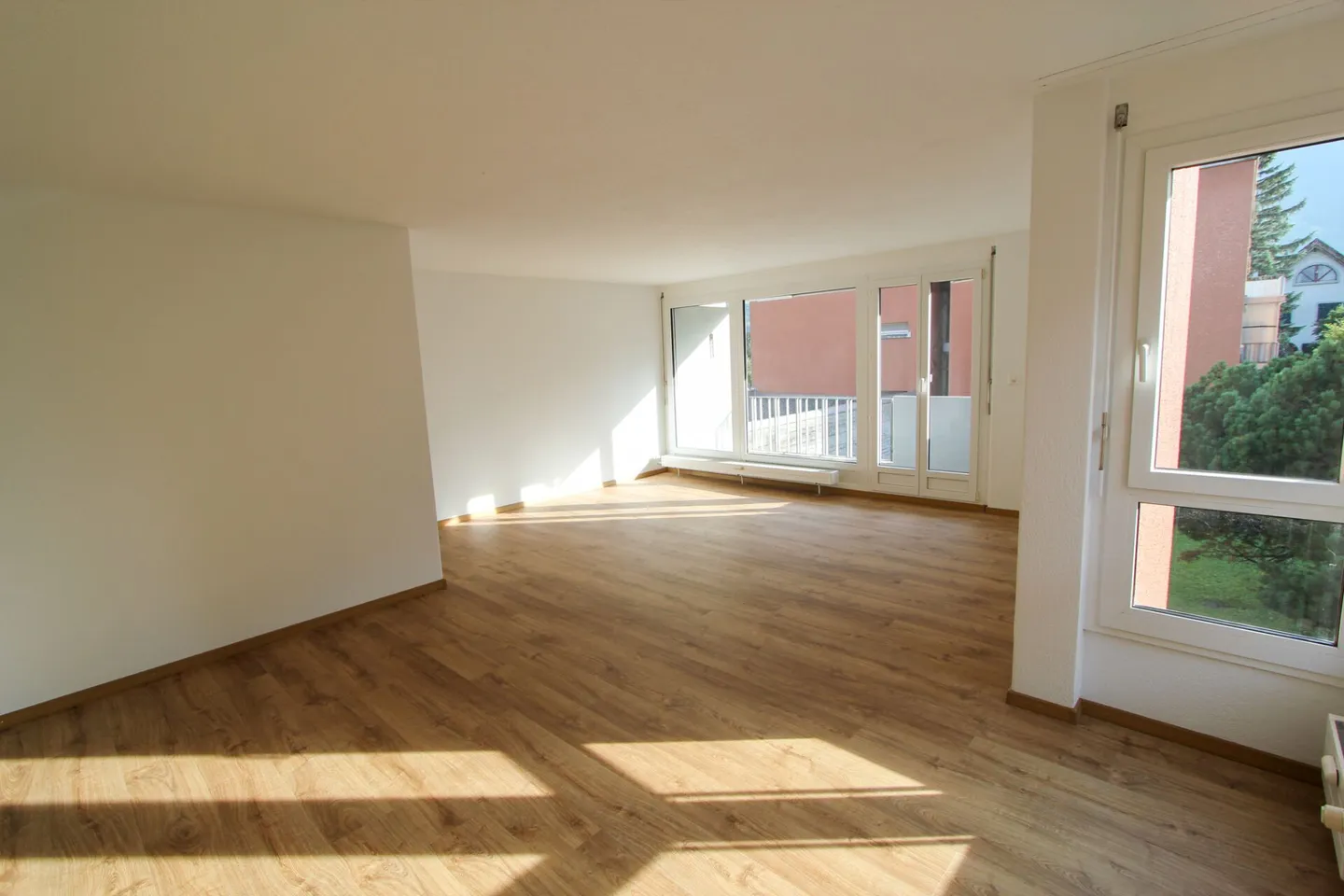 Spacious 2.5-room apartment near the train station - Photo 1 of 8
