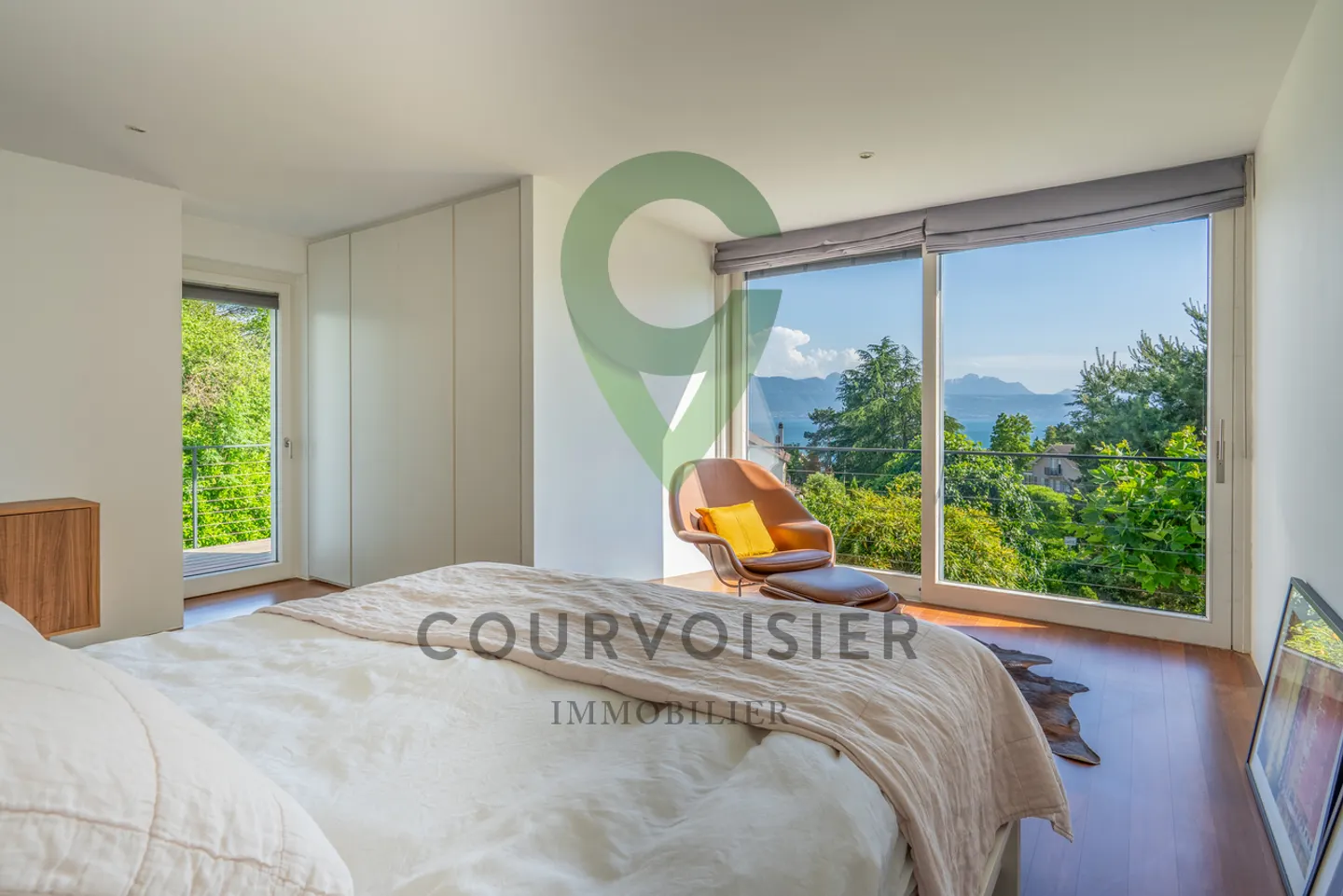 Magnificent contemporary villa with panoramic view and mirror pool - Photo 8 of 11